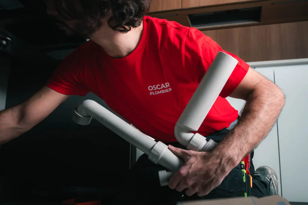 Technicien Oscar Plombier assemblant une conduite