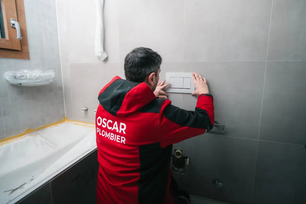 Technicien Oscar Plombier au travail dans une salle de bain