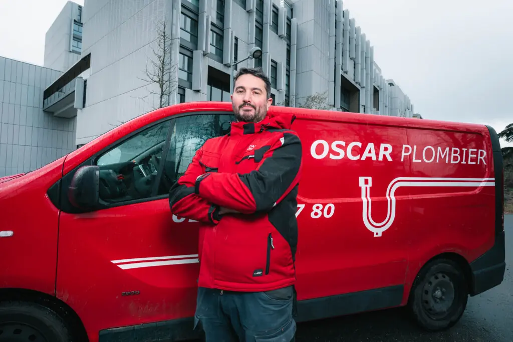 Technicien Oscar Plombier devant le véhicule d'intervention